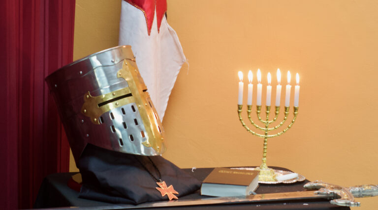 El yelmo de la humildad y la menorah sobre el altar templario